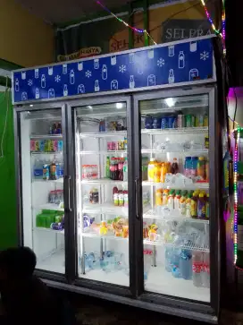 Jual showcase 3pintu masih bagus