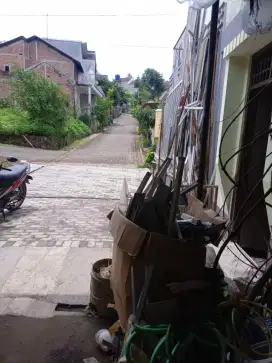 Dijual rumah 2 lantai ready dengan Harga Murah di Grafika