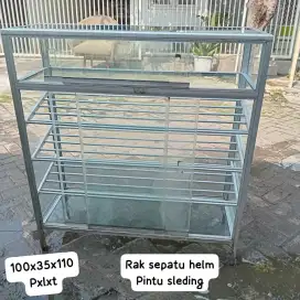 Lemari rak sepatu helm