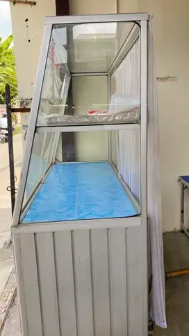 Etalase kaca jualan