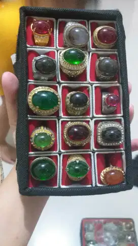 Berbagai jenis batu akikk dan gelang giok asli.