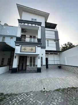 RUMAH 3 LANTAI DALAM KOMPLEK POSISI HOOK LEBAR 8 SEROJA RINGROAD