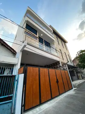 Rumah minimalis di TEBET TIMUR dengan lokasi strategis