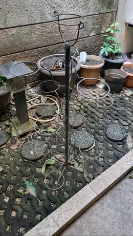 Rak Pot Bunga 11 Lubang Tiang Besi Bekas