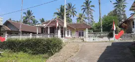 RUMAH dan Halaman Luas dijual cepat.