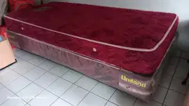 Springbed dan meja rias.
