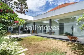 Rumah Cantik Dengan Taman Yang Luas Di Pering Gianyar