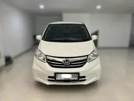 Honda Freed E PSD 2013 putih matic