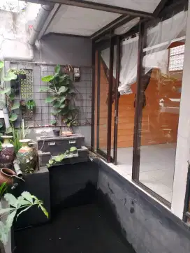 Dikontrakkan Rumah Rasa Villa di Pusat Kota ada Kolam Renang