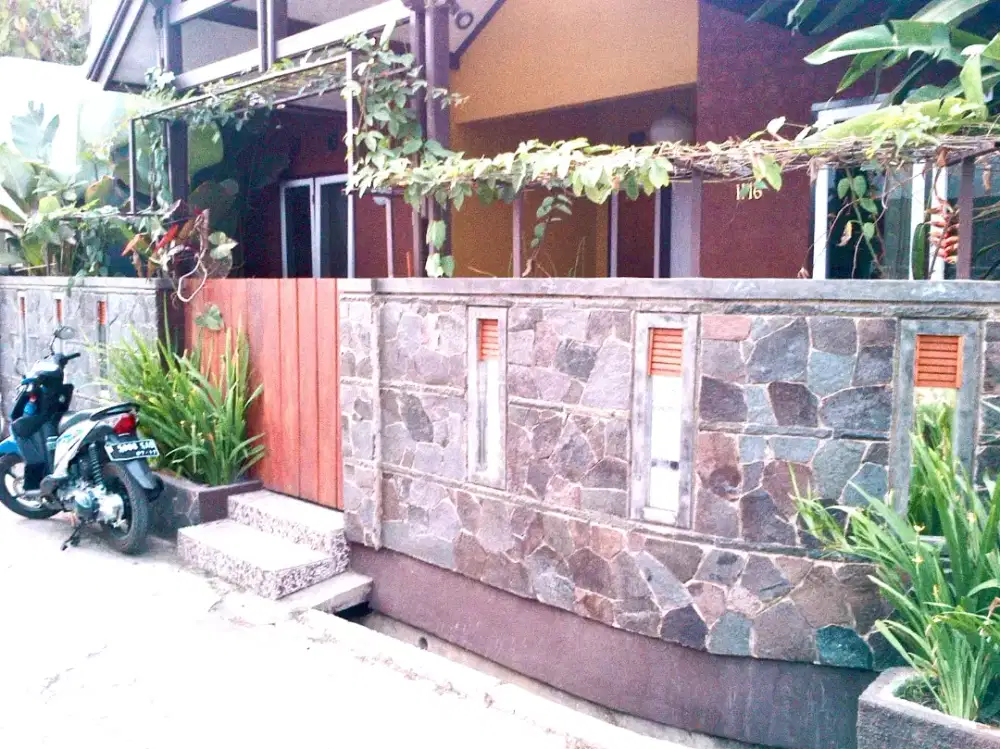 Dikontrakkan Rumah Rasa Villa di Pusat Kota ada Kolam Renang