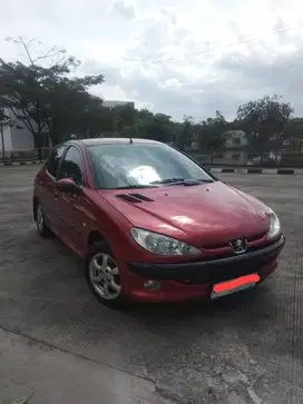 Peugeot 206 merah