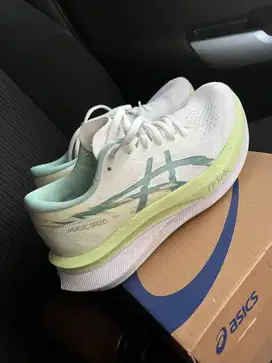 Sepatu Lari Running Asics Magic Speed 4 Carbon Ukuran 38 (Like New)