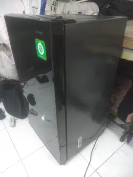 Kulkas satu pintu mini ukuran sedang merk sharp