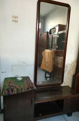Lemari kaca jaman dulu