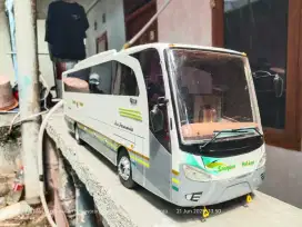 Miniatur Bus Skala 1:18 full akrilic dan resin ban karet