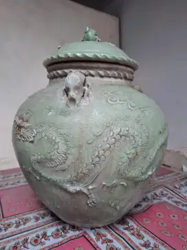 Guci Antik Kalimantan Motif Naga