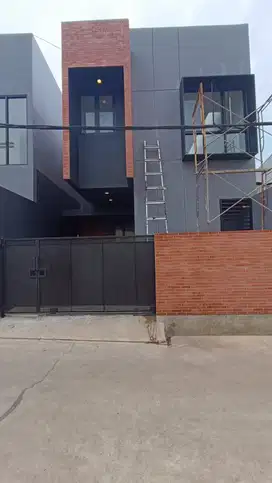 RUMAH CANTIK LOKASI STRATEGIS SELANGKAH KE STASIUN LRT CIKUNIR 1 CAMAN