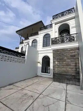 Di jual rumah 2,5lt gaya clasik eropa dekar lrt harjamukti