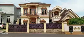Rumah 2 Lantai lokasi super strategis bisa untuk usaha dan kantor