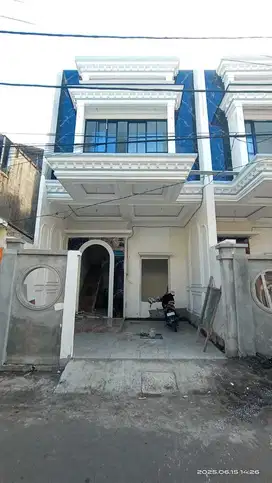 JUAL RUMAH BARU KEDUNGDORO LOKASI STRATEGIS TENGAH KOTA