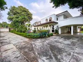 DIJUAL - Rumah dengan tanah luas di kemang