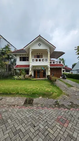 Dijual Rumah Villa Full Furnished di Perum Villa Kusuma Estate, Batu