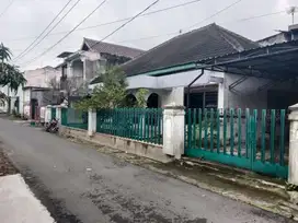 Rumah Klasik Megah di Karangasem