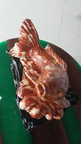Patung ikan koi dari batu alam pegunungan