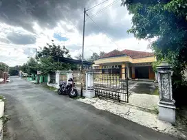 Rumah Lahan Luas Strategis Cocok untuk Kantor Baturan Colomadu