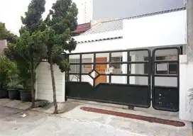 Sewa Rumah Strategis di Tanjung Duren Timur Cocok Utk Hunian / kantor