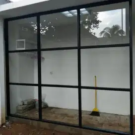 Sekat ruangan kaca dan aluminium
