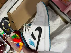 AIR JORDAN 1 MID LASER BLUE