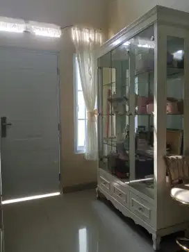 Lemari Kaca Hias