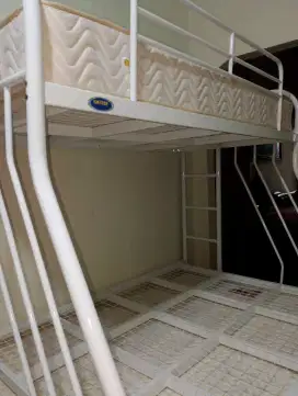 Tempat tidur besi 3 tingkat
