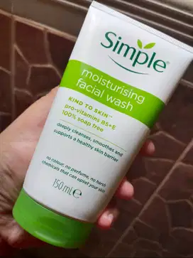 Simple Sensitive Facial Wash Moisturising 150ml