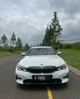 BMW 320i dynamic 2021 putih km 10rb
