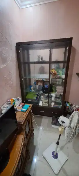Jual lemari pajang second