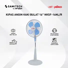 kipas niko berdiri kaki silang