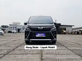 Toyota Voxy 2.0 AT 2018