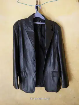 Dijual jas kulit hitam keren untuk berat badan sekitar 60-65 kg