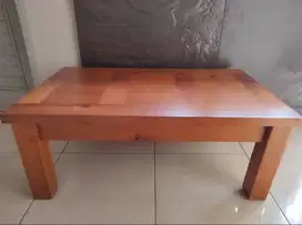 Meja kayu solid dan kokoh