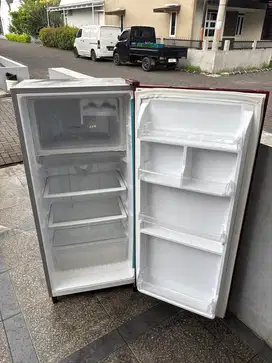 Dijual cepat kulkas 1pintu polytron orisinil semua