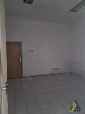Disewakan Ruko Strategis Solo! Luas 630m², Hadap Selatan, Siap Pakai