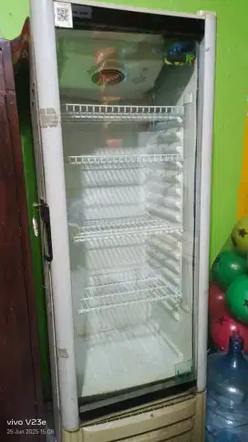 Showcase Pendingin Minuman