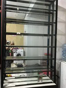 Lemari hias boneka