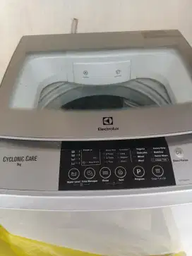 Mesin cuci electrolux cyclonic care 9 kg bukaan atas/EWT905WN.