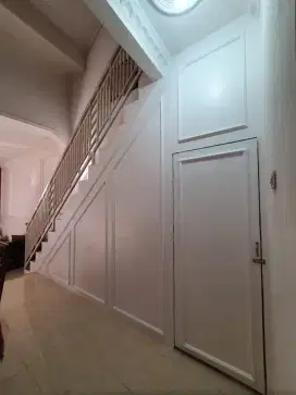 PARTISI BAWAH TANGGA