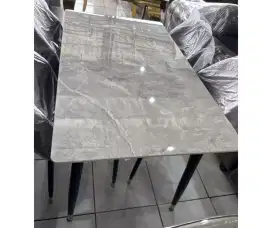 Meja makan beserta kursi