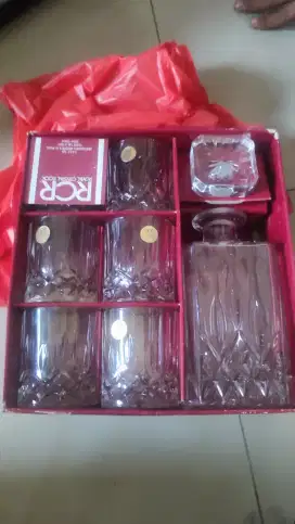 Botol dan gelas kristal