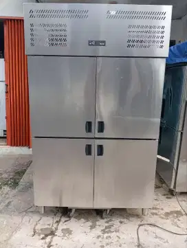 Upright Chiller 4 Pintu – Custom | Fungsi Normal | Kondisi Fisik Oke